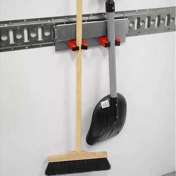 Holder for kost og spade – flyttbar for veggskinne