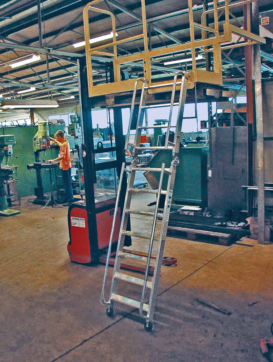  Tilpassede stiger, stasjonære og mobile Tilpassede stiger, stasjonære og mobile